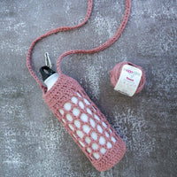 Gehäkelte Wasserflaschentasche Bogota in Tea Rose aus dem DIY-Häkelset von Hoooked