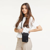 Schwarze Got Bag Nano-Bag aus recyceltem Material, kompakte Tasche mit nachhaltigem Design, im modernen Stil.