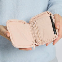Leder-Geldbörse von Got Bag mit Perlmuttschimmer, Accessoire, elegante Tasche für Geld und Karten, detailreiche Nahaufnahme
