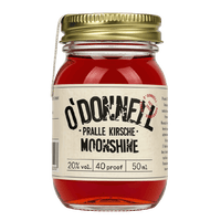 O’Donnel Moonshine Likör „Pralle Kirsche“ in einer Flasche, mit frischen Kirschen und alkoholischer Flüssigkeit.