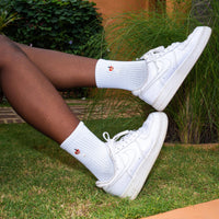 Bunte Socken mit Aperol-Motiv von Made By Nami, aus weichem Material, zeigen das auffällige Design und lebendige Farben.