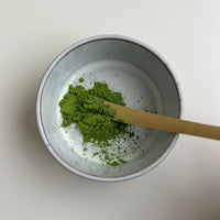 Gesunde Matcha-Löffel Chashaku von Health Bar, traditionelles Werkzeug zum Portionieren von Matcha-Pulver, aus Holz gefertigt.