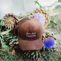Schwarze Cord Cap mit Aufschrift von Femme de Marin, modisches Accessoire für stilvolle Outfits, frontal sichtbar.
