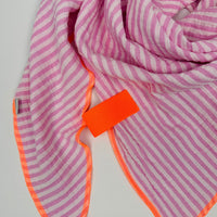 Weiches Musselin-Quadrattuch von Manufaktur & Kontor, ideal als Accessoire, mit zartem Muster und angenehmer Textur.