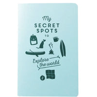 Reisetagebuch „My secret spots“ von Roadtyping, Papeterie, offenes Tagebuch mit Platz für Notizen und Reiseerinnerungen.