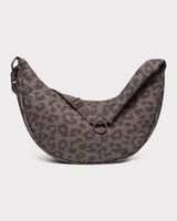 Hälfte-Mond-Tasche „Lou Medium“ von Johnny Urban, Rucksack oder Hipbag in dunklem Stoff mit Reißverschluss und Tragegurt.