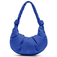 Pleat-Moon-Bag Large in Cobalt, getragen im Alltag