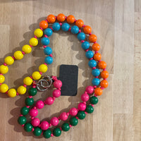 Handykette von Dropletsy, elegantes Accessoire mit goldfarbenen Details, zeigt die befestigte Handytasche und stilvolles Design.