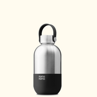 Isolierte Edelstahl-Trinkflasche von Noma noma, 500 ml, für Drinnen und Draußen, mit Schraubverschluss und rotem Design.