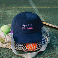 Lavendelfarbener Cord Cap mit Aufschrift von Femme de Marin, modisches Accessoire für maritime Looks.