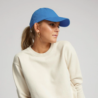 Bunte Cap aus Bio-Baumwolle von Colorful Standard, modisches Accessoire mit farbenfrohem Design, auf einem weißen Hintergrund.