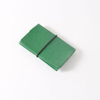 Stilvoller INTO Geldbeutel M aus Papier für Rucksäcke und HipBags, zeigt das elegante Design und das praktische Format.