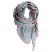 Weicher Kim-Schal von Lot83 in neutralem Farbton, zeigt detaillierte Textur und bequemes Design, ideal für stilvolle Winterkleidung.