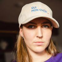 Weißer Cord Cap mit Aufschrift von Femme de Marin, modisches Accessoire für Damen, im Nahaufnahmebild.