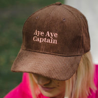Kordkappe von Femme de Marin mit Aufschrift, modisches Accessoire aus Stoff mit sichtbarem Schriftzug, detailreiche Nahaufnahme