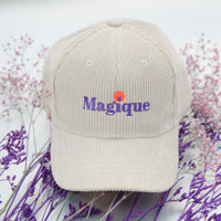 Kord Cap mit Aufschrift von Femme de Marin, modisches Accessoire, vollflächig bedruckt, aus Stoff gefertigt, stilvoll und bequem.