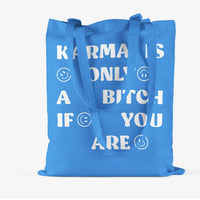 Jutebeutel von typealive in blau mit dem Aufdruck „Karma is only a bitch if you are.“