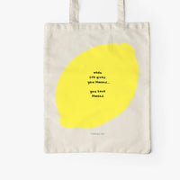Jutebeutel von typealive in creme mit dem Aufdruck „When life gives you lemons...“