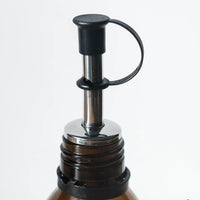 Moin Kaffeekonzentrat Premium mit Ausgießer von TryMoin, Nahaufnahme der Flasche und des Ausgießers auf weißem Hintergrund