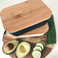Goldscherben Lunchbox mit Holzdeckel und Smiley, geeignet für drinnen und draußen, mit goldenen Akzenten.