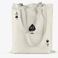 Jutebeutel von typealive in creme mit dem Aufdruck „Ace Hole / Spielkarte“
