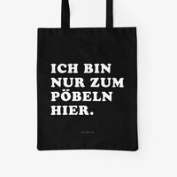 Jutebeutel von typealive in schwarz mit dem Aufdruck „Ich bin nur zum Pöbeln hier.“