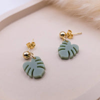 Goldene Ohrringe Stecker von tilda & theo, elegante Accessoires, Nahaufnahme der stilvollen Ohrstecker.