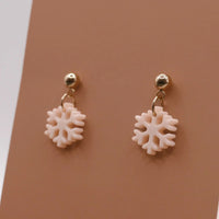 Goldene Ohrringe Stecker von tilda & theo, elegantes Accessoire, nah aufgenommen, glänzend und stilvoll.