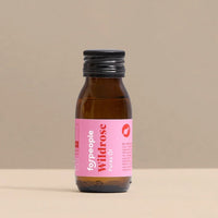 Natürliches Wildrosenkernöl von 4 people who care, in einer eleganten Flasche, ideal für Beauty- und Pflegeanwendungen