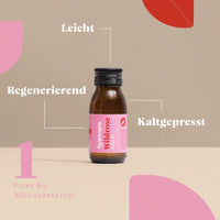 Hautpflege mit Pures Wildrosenkernöl von 4 people who care, Flasche in Hand, für natürliche Schönheit und Pflege.