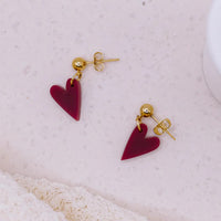 Goldene Ohrringe Stecker von tilda & theo, elegante Accessoires mit schlichtem Design, auf weißem Hintergrund fotografiert