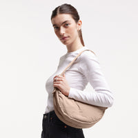 Kleine Cloud-Moon-Bag von Got Bag, stylischer Rucksack mit nachhaltigem Design, aus recyceltem Meeresplastik gefertigt.