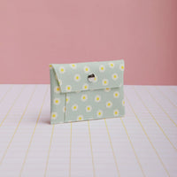 Ecke Geldbeutel mit Druckknopf und bunten Motiven, aus Leder, zeigt das offene Design und verschiedene dekorative Details.