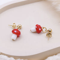 Goldene Ohrringe Stecker von tilda & theo, elegante Accessoires, glänzendes Design, detailreiche Verarbeitung, modischer Ohrschmuck