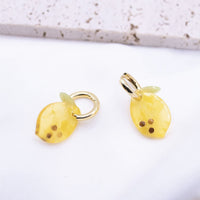 Goldene Creolen-Ohrringe von tilda & theo, elegante Accessoires, detaillierte Oberflächen und runde Form sichtbar im Bild