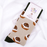 Bunte Socken „Zimtschnecke“ von tilda & theo, farbenfrohe Accessoires mit Zimtschnecken-Muster, perfekt für den Alltag.