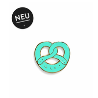 Herkömmliches Pin Breze von Heimatformat, kleines Accessoire aus Metall mit dekorativem Design, auf weißem Hintergrund.