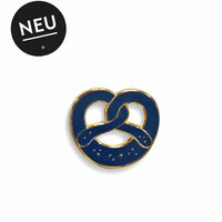 Schmuck-Accessoire Pin Breze von Heimatformat, detailreiche Metallbrosche mit kunstvollem Design.