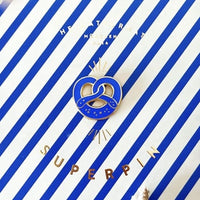 Kunstvoller Pin Breze von Heimatformat, aus Accessoires, detailreiche Metallbrosche mit dekorativem Design, auf weißem Hintergrund