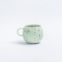 Keramik Tasse „Party Ball“ von egg back home, 500ml, mit buntem Party-Design, geeignet für drinnen und draußen.