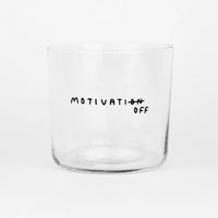 Ein 350ml Glas mit Spruch von yahya studio, transparent mit dekorativem Aufdruck, auf weißem Hintergrund.