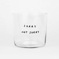 Ein 350ml Glas mit Spruch von yahya studio, klar und dekorativ, auf weißem Hintergrund sichtbar.