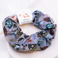 Hellrosa Haargummi von tilda & theo, weiches Scrunchie für Haare, aus Stoff, modisches Accessoire, auf dem Bild sichtbar