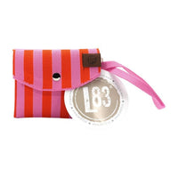 Lot83 Geldbeutel Julia aus Leder, nahaufnahme, zeigt das elegante Design und die praktische Aufteilung des Accessoires.