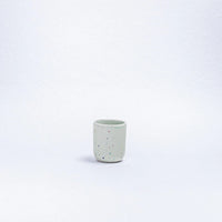 Kaffeetasse aus Keramik, "Party Espresso 90ml" von egg back home, geeignet für drinnen und draußen, mit buntem Design.