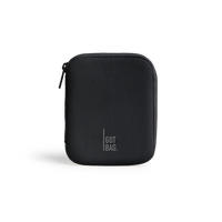 Lederbrieftasche von Got Bag, kleines Accessoire mit Reißverschluss und RFID-Schutz, schwarz, auf einem weißen Hintergrund.