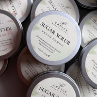 Körper-Peeling Sugar Scrub von Choice Naturseifen, cremige Textur mit Zuckerpartikeln für glatte Haut, Nahaufnahme der Verpackung