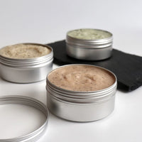 Choice Naturseifen Körper-Peeling Sugar Scrub mit weißen Zuckerkristallen und pflegenden Ölen für glatte Haut, Nahaufnahme
