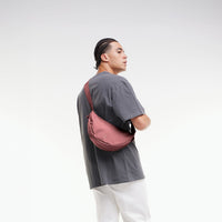 Kleine Moon-Bag von Got Bag, Rucksack und Hüfttasche, aus recyceltem Material, zeigt das stilvolle Design und die kompakte Form.