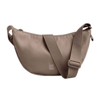 Kleine Moon-Bag von Got Bag, umweltfreundlicher Rucksack und Hüfttasche aus recyceltem Ozeanplastik, auf weißem Hintergrund.